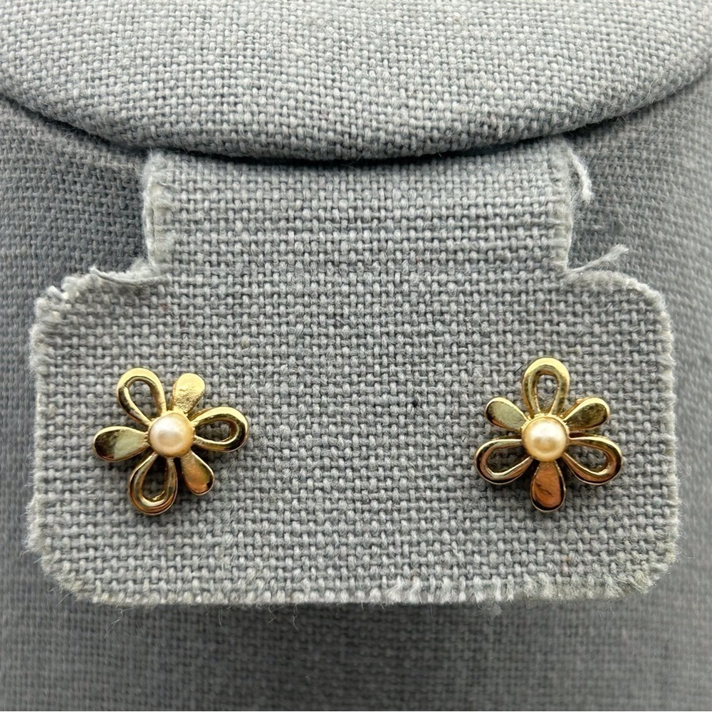 Groovy Small Gold Tone Flower Faux Pearl Stud Earrings with Open Work Design